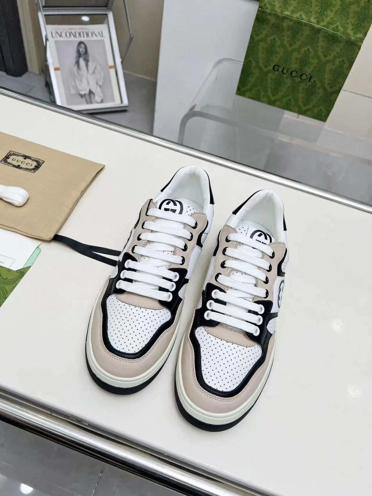 P620 💞💞Gucci G Home’s latest popular sports shoes, couple’s style, casual, retro white shoes 🌸🌸🌸 New popular series. The exquisite and compact interlocking double G logo romantically interprets the aesthetic concept of this series. Made of off-white leather, retro inspiration is cleverly blended into the sneaker design to reinterpret the brand logo. Exquisitely packaged at the delivery counter 🛍📦 ▪️Fabric: Original custom-made imported first-layer cowhide leather ▪️Lining: Original custom-made imported cowhide lining ▪️Outsole: Original molded two-color TPU outsole ▪️Size: Women's 35-40 / Men's 39-45